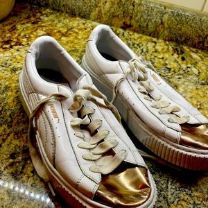 Womens Pumas. Fair condition. Scuff on rleft shoe. Rose Gold Toes.